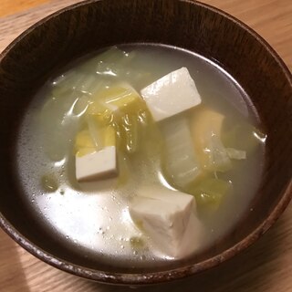 生姜でポカポカ。豆腐と油揚げ、白菜の味噌汁